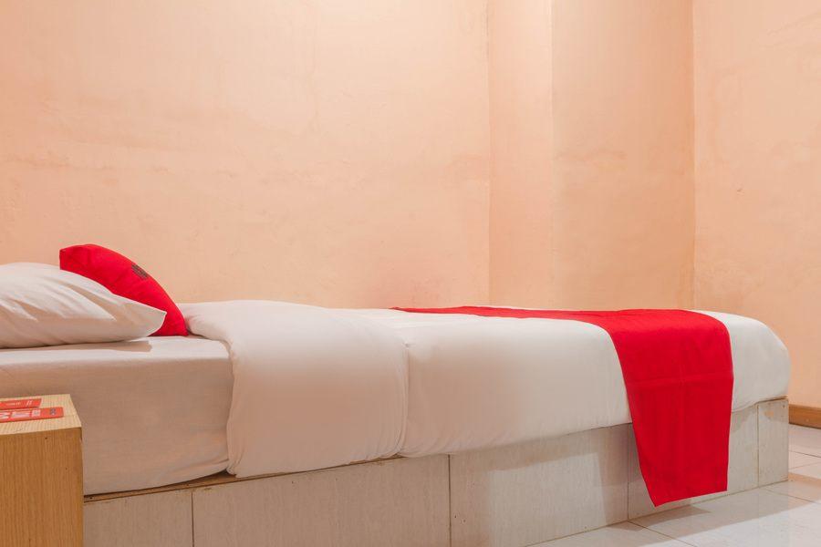 Reddoorz Near Istana Plaza 2 Hotel 2*